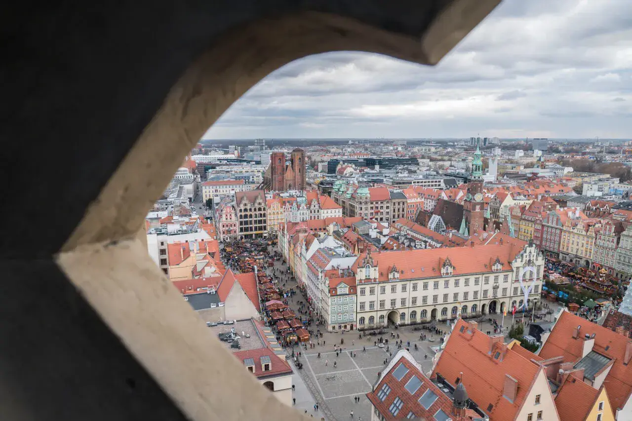 Widok na Rynek we Wrocławiu, z widocznymi straganami jarmarku. To piękna nowa wieś wrocławska.