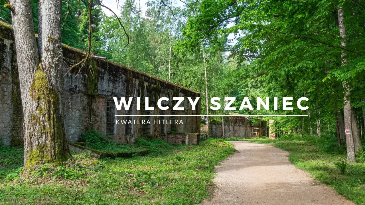 Wilczy Szaniec, dawna kwatera Hitlera, otoczony bujną zielenią. Kamienne mury porośnięte mchem i kręte ścieżki zapraszają do zwiedzania.