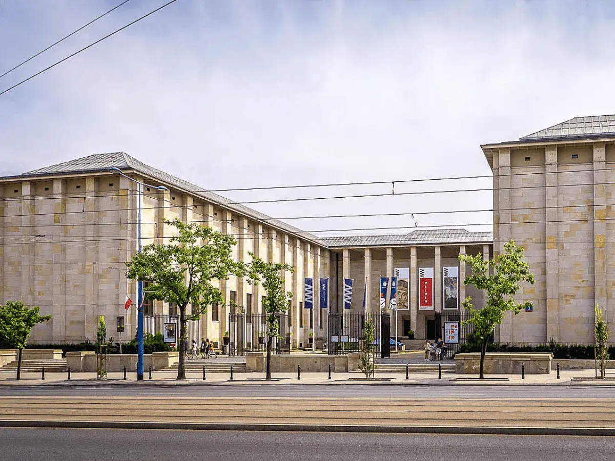 Muzeum Narodowe w Warszawie, duma stolicy Polski, z flagą biało-czerwoną i banerami wystaw.