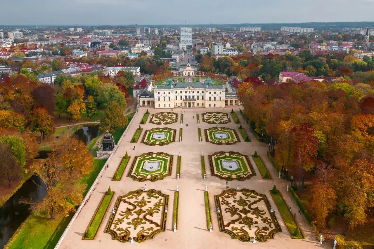 Pałac Branickich w Białymstoku, jeden z najładniejszych miast w Polsce, otoczony jesiennym parkiem.