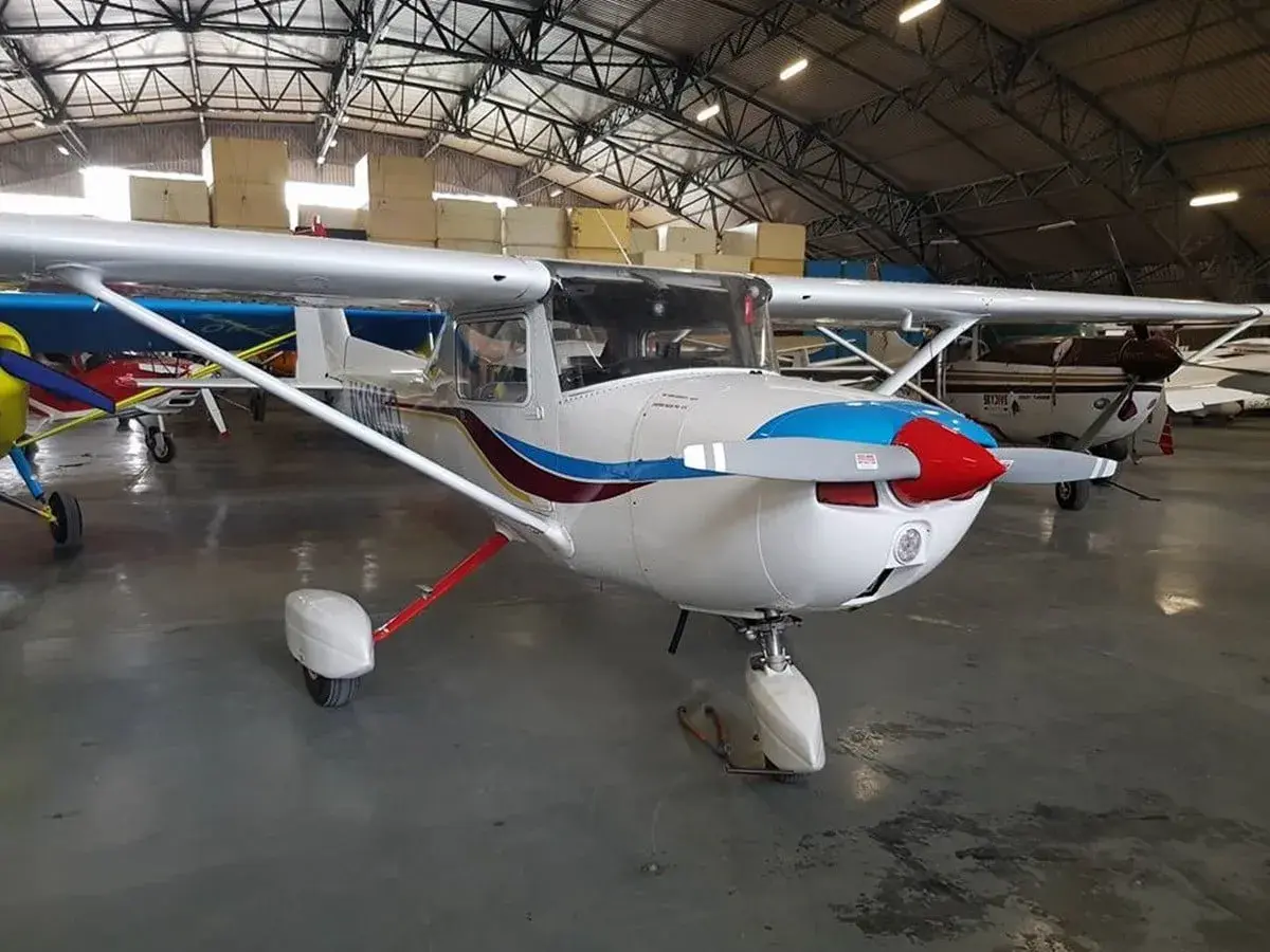 Małe samoloty w hangarze. Widok z tarasu widokowego lotnisko Gdańsk.
