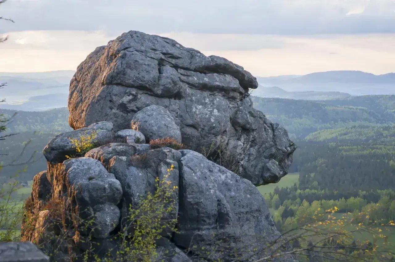 Skalny labirynt Szczeliniec Wielki, gdzie skały tworzą naturalne "piekiełko" dla wspinaczy i turystów.