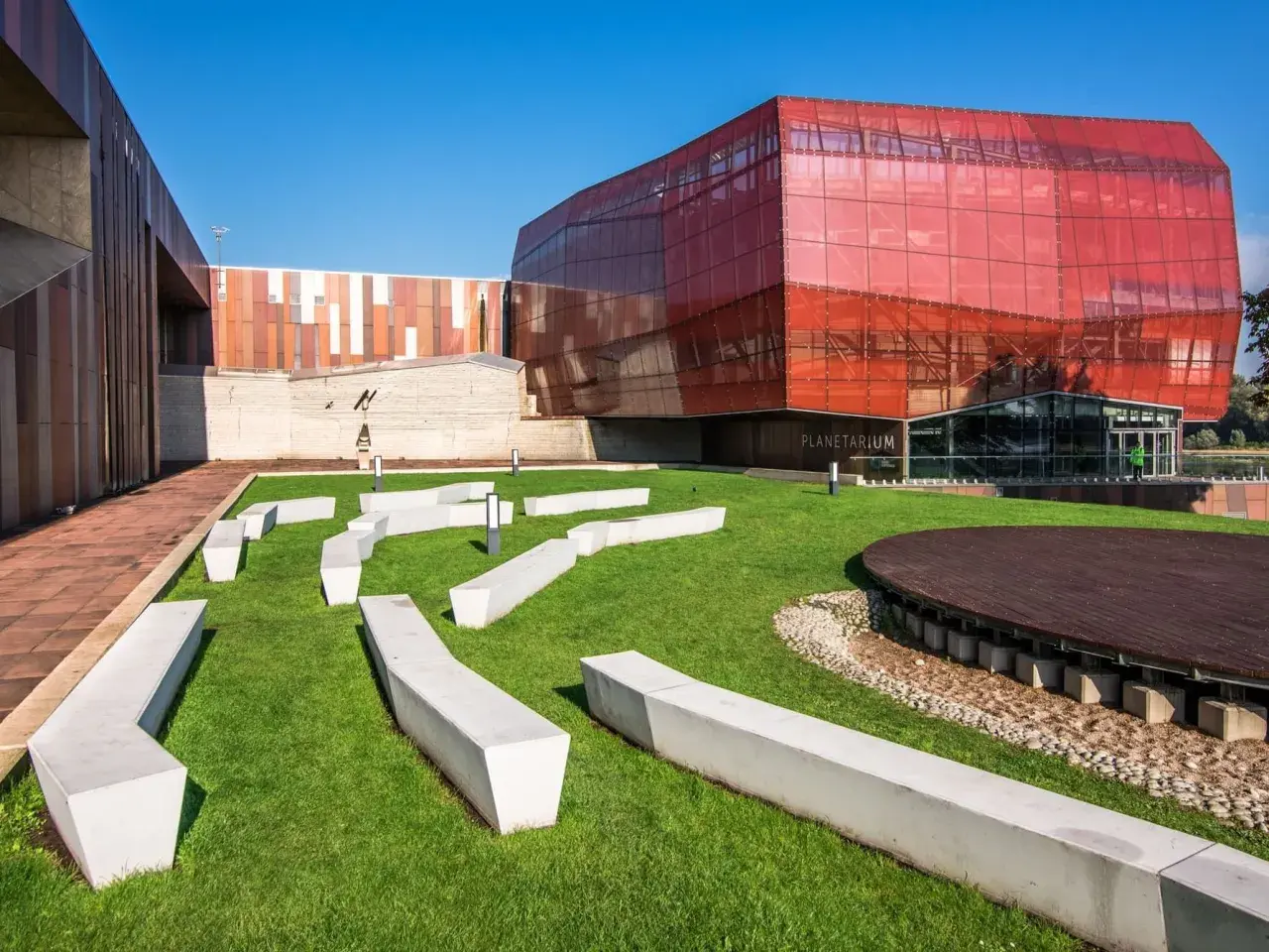 Nowoczesny budynek planetarium, część Centrum Nauki Kopernik. Opinie o tym miejscu są zazwyczaj pozytywne.