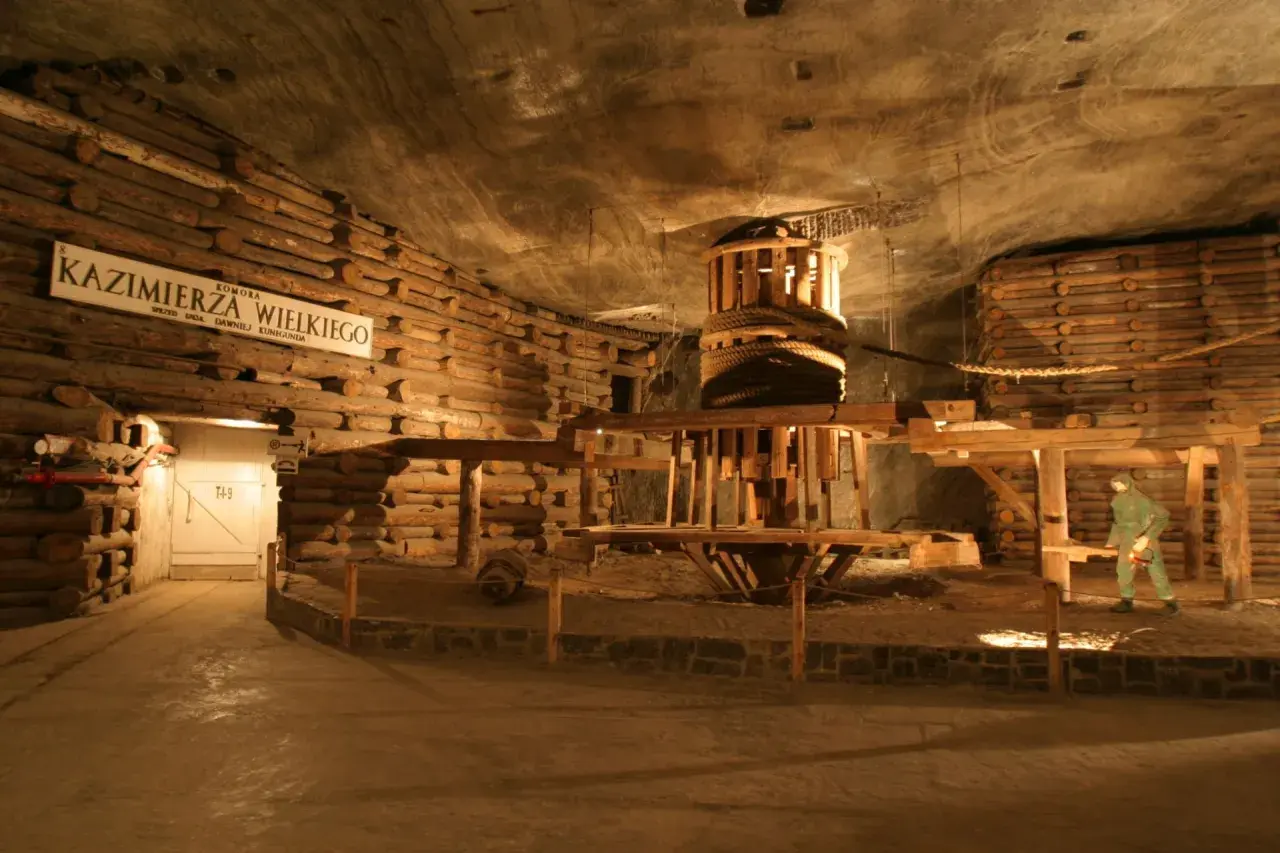 Wieliczka: zobacz cennik kopalni soli. Wnętrze kopalni z drewnianą konstrukcją i manekinem górnika.