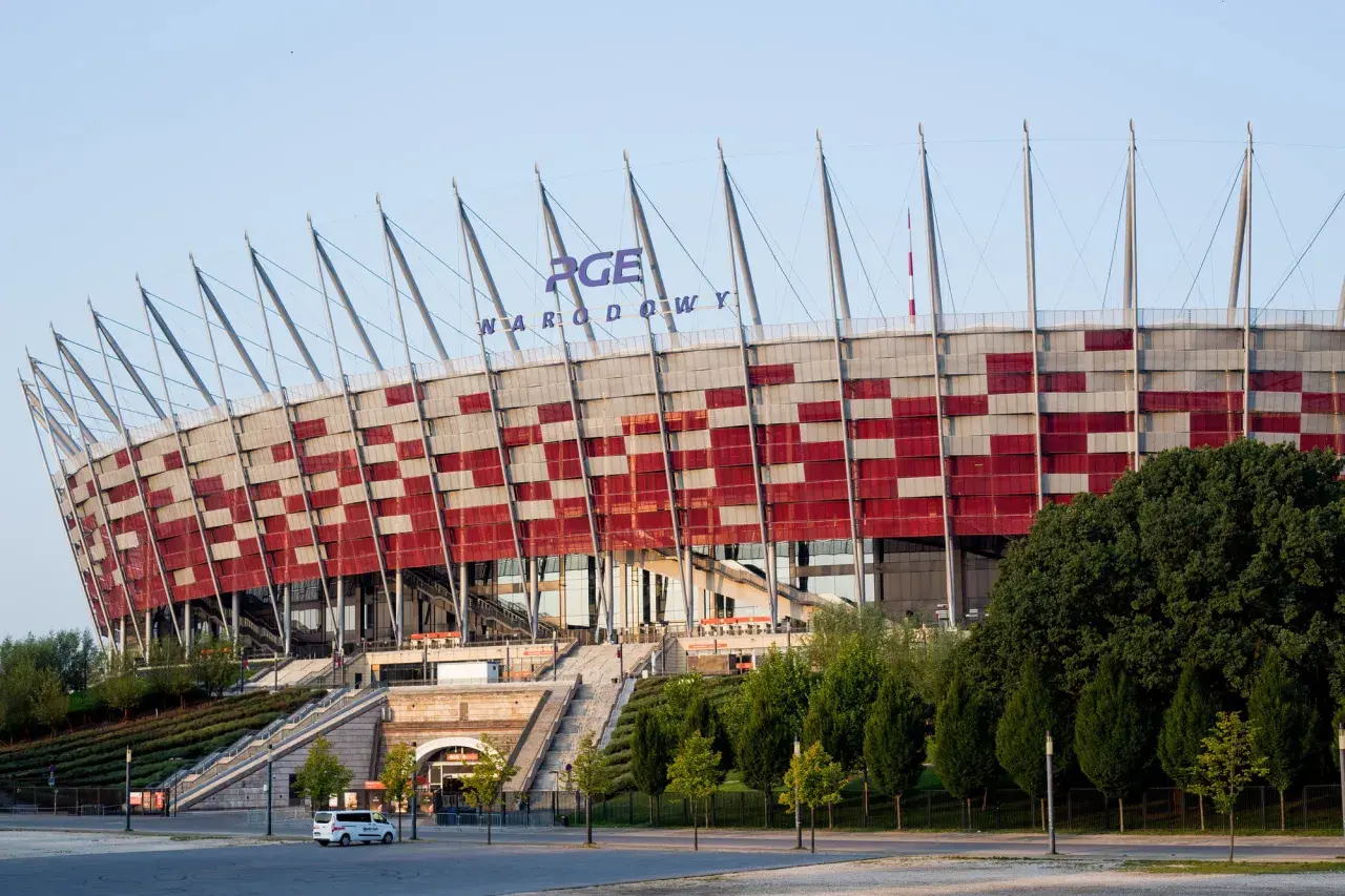 PGE Narodowy, największy stadion w Polsce, z charakterystyczną biało-czerwoną fasadą i stalowymi masztami.