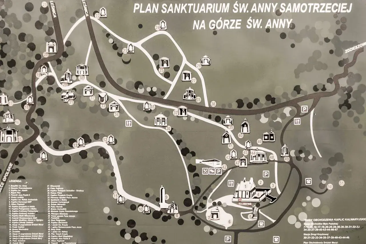Plan sanktuarium na Górze Św. Anny z zaznaczonymi kaplicami i drogami.