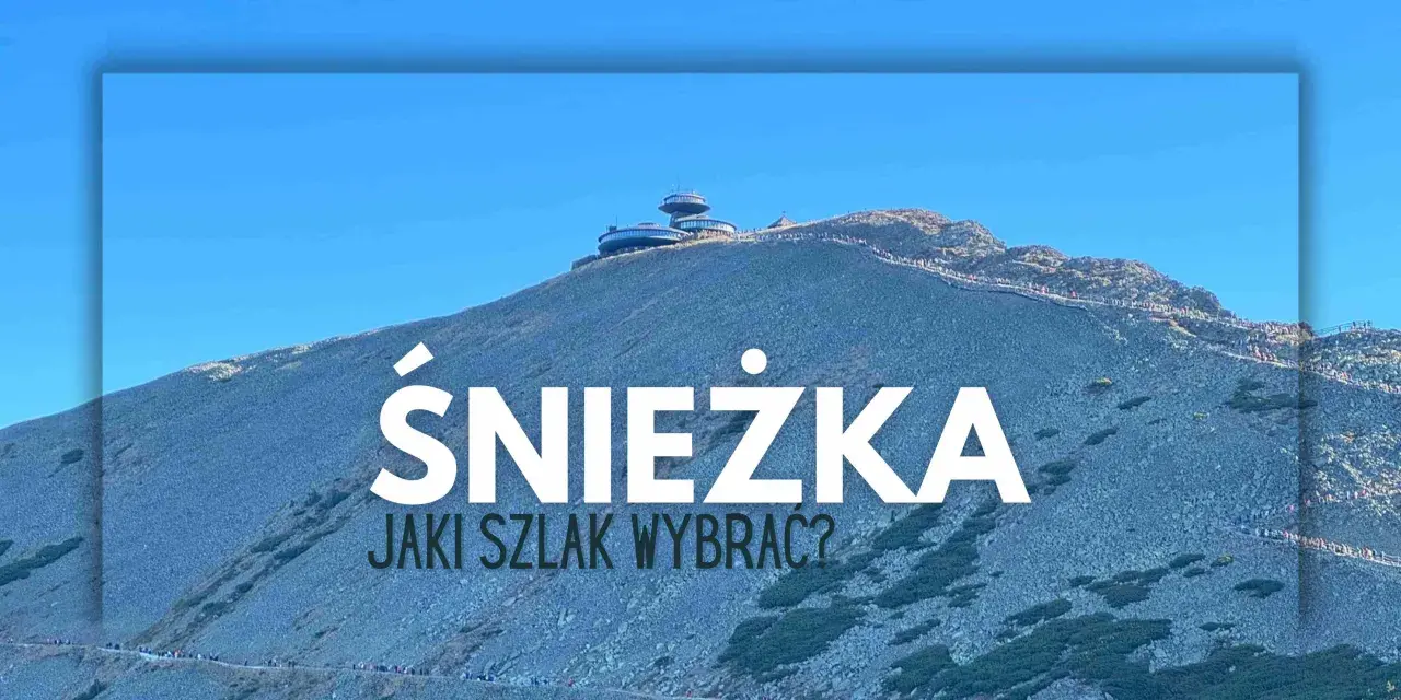 Szlak na Śnieżkę. Widok na górę z budynkami na szczycie i turystami idącymi ścieżką.
