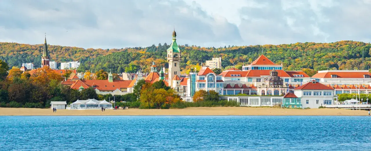 Sopot: malownicze widoki, plaża i zabytkowe budynki. Idealne miejsce na relaks i odkrywanie atrakcji dla dorosłych.