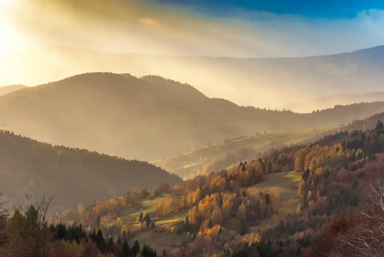 Jesienne wzgórza w promieniach słońca. Krynica-Zdrój jakie to góry? Beskid Sądecki, pełen kolorów i mgieł.