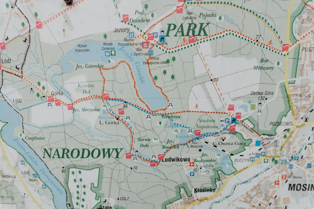 Mapa Wielkopolskiego Parku Narodowego z zaznaczonymi jeziorami, szlakami i ciekawostkami, jak Jezioro Góreckie czy Studnia Napoleona.