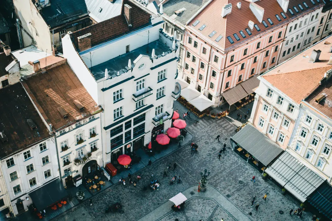 Dlaczego coraz więcej podróżnych odkrywa polskie miasta z historycznymi starówkami