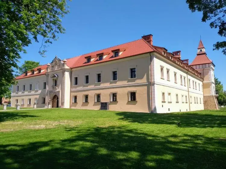 Zamek w Starych Tarnowicach: Fascynująca historia i tajemnice muzeum