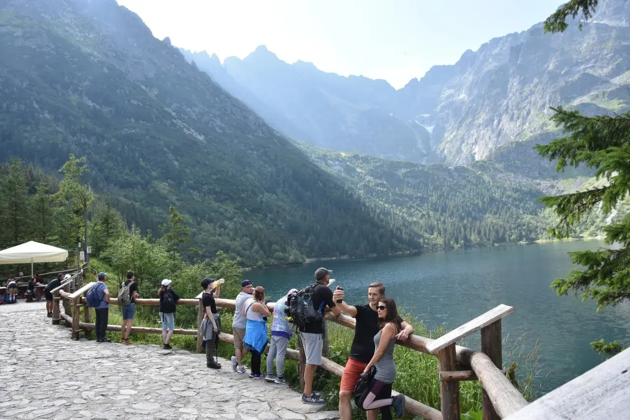 Turyści podziwiający Morskie Oko. Warto wiedzieć, ile kosztuje wjazd na Morskie Oko, by zaplanować wycieczkę.