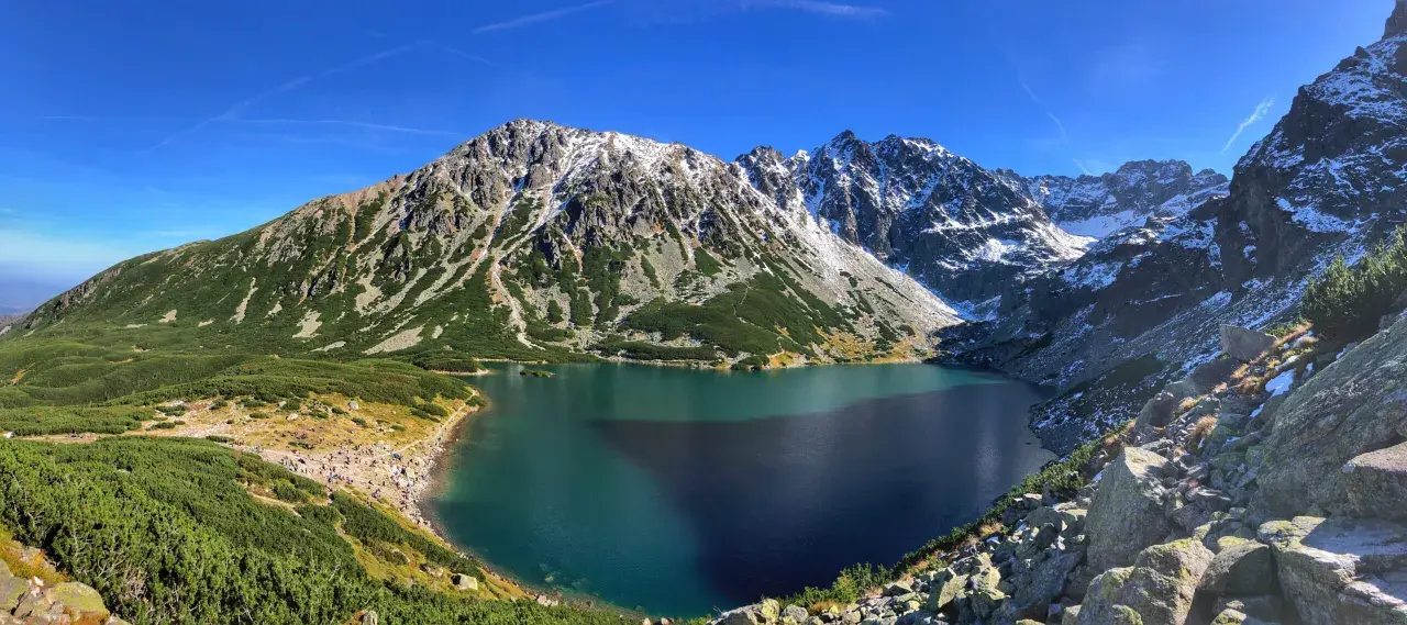 Tatry jesienią: Morskie Oko i szczyty pokryte śniegiem. Idealne miejsce na najpiękniejsze szlaki w Tatrach dla początkujących.