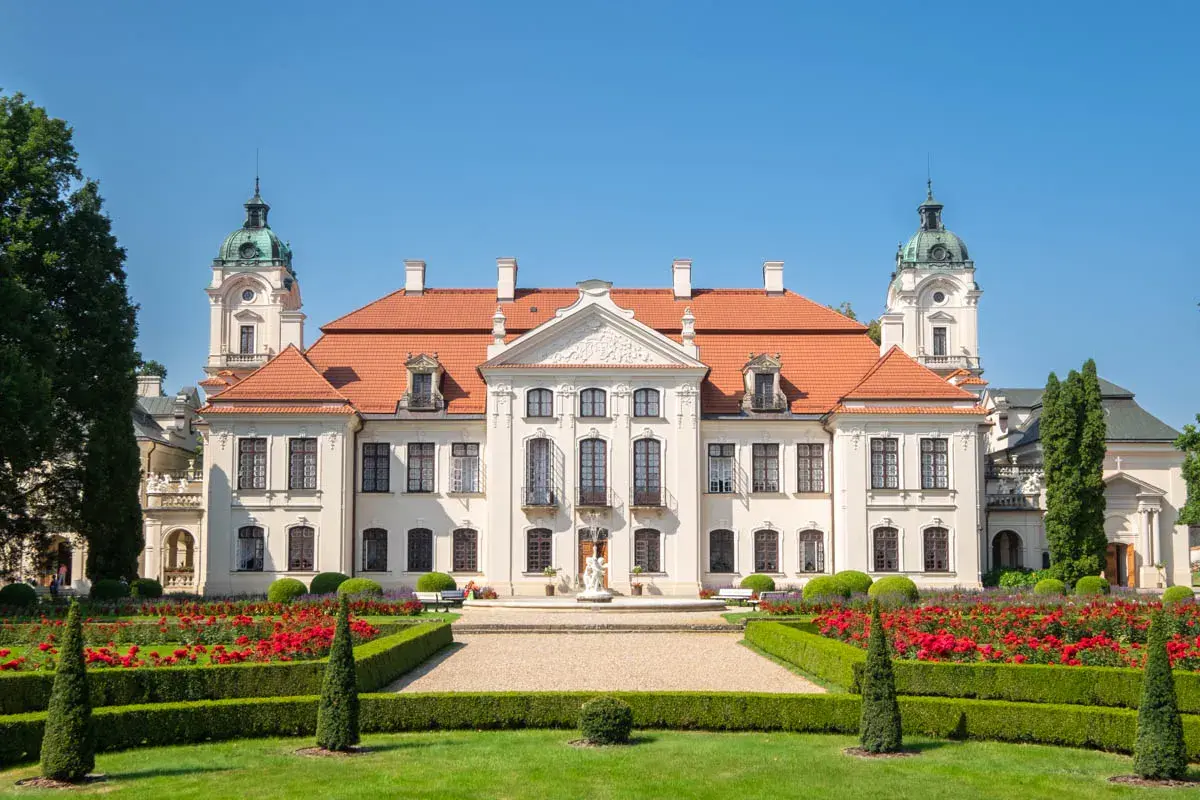 Pałac w Kozłówce z pięknymi ogrodami, fontanną i kwitnącymi różami. Wspaniałe kozłówka atrakcje czekają na zwiedzających.