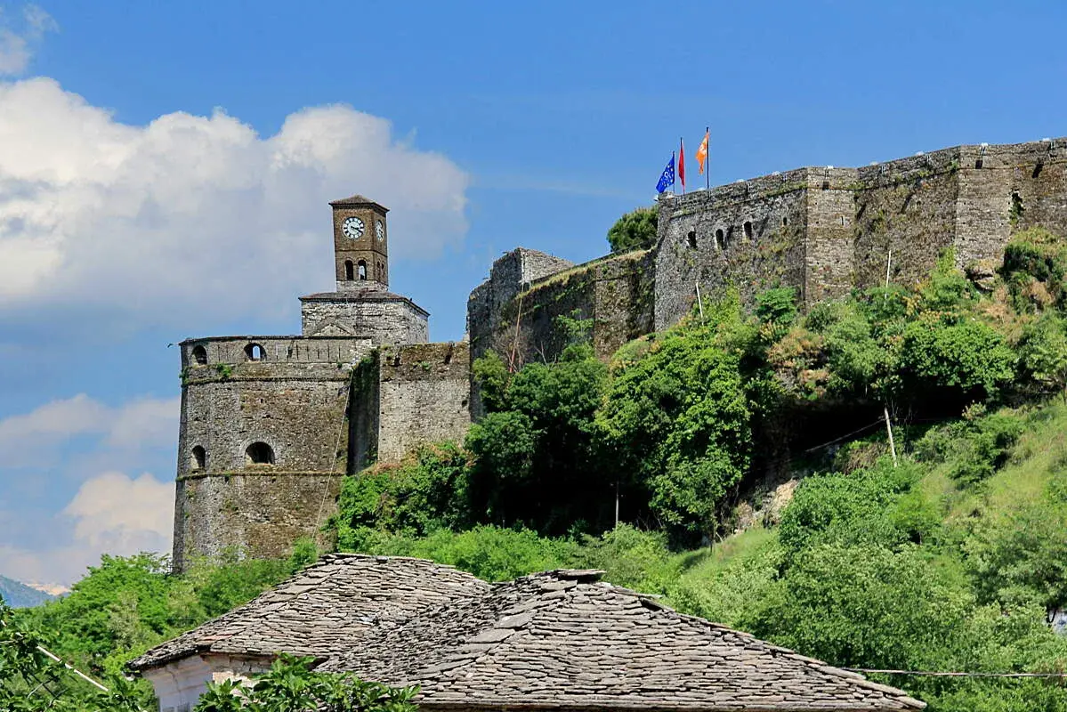 Zamek w Gjirokastrze: Fascynująca historia i atrakcje turystyczne