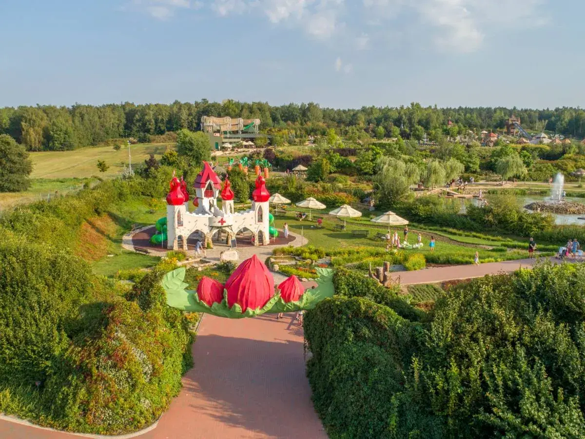 Bajkowy zamek i plac zabaw w otoczeniu zieleni. Sprawdź magiczne ogrody cennik i zaplanuj rodzinny wypad.