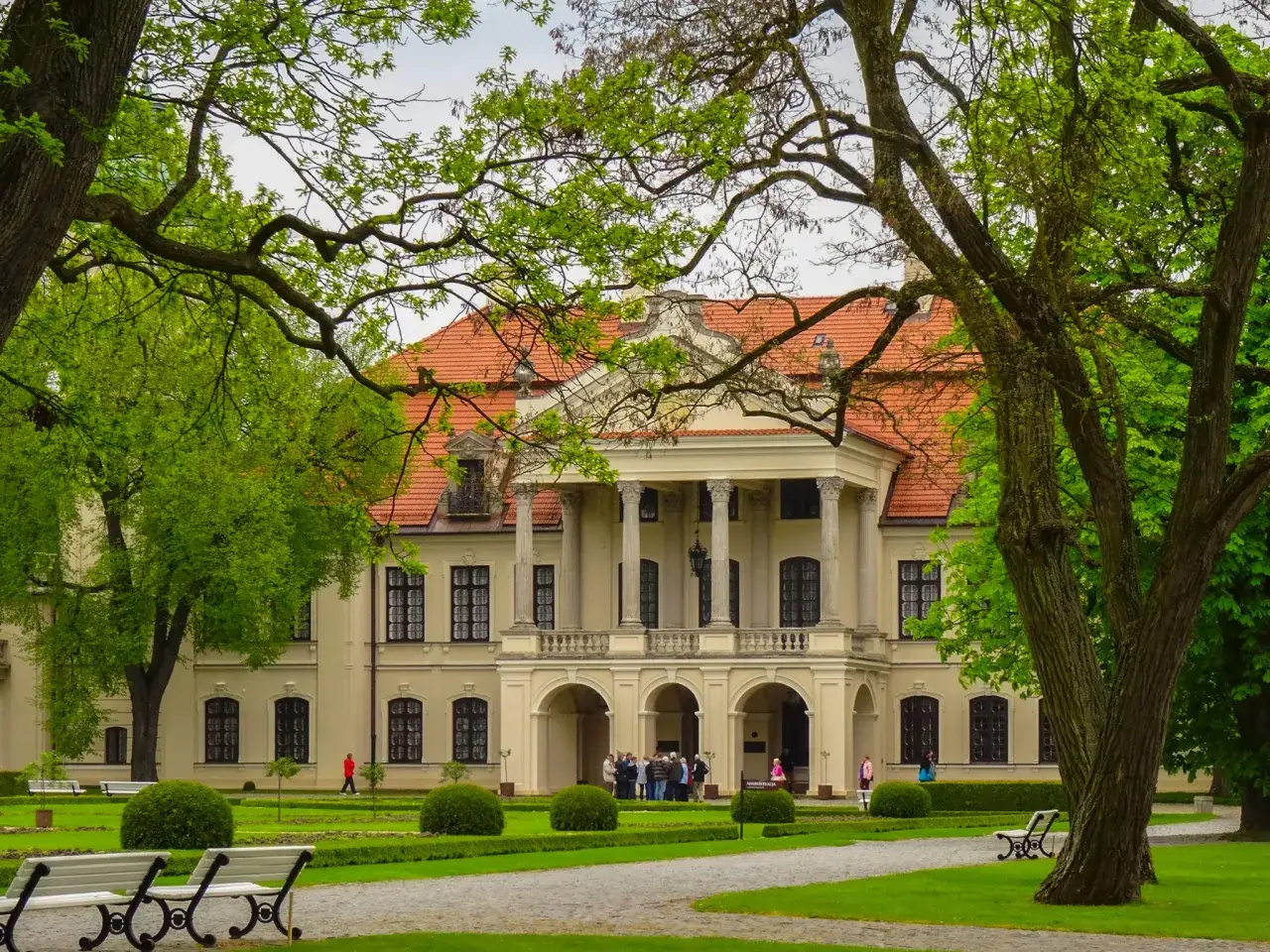 Pałac w Kozłówce, otoczony zielenią, zaprasza do zwiedzania. Wspaniałe kozłówka atrakcje czekają na odkrycie.