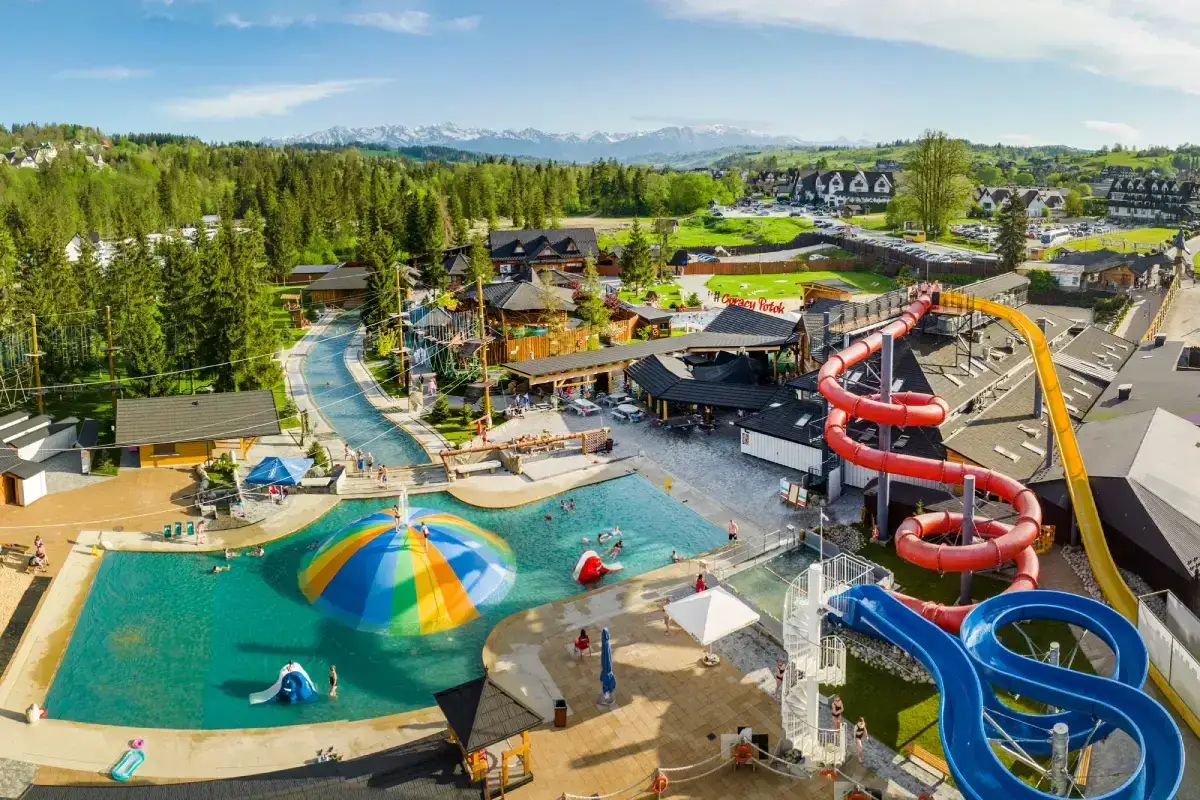 Wodne szaleństwo w termach Bieszczady! Zjeżdżalnie, baseny i mnóstwo zabawy na świeżym powietrzu.