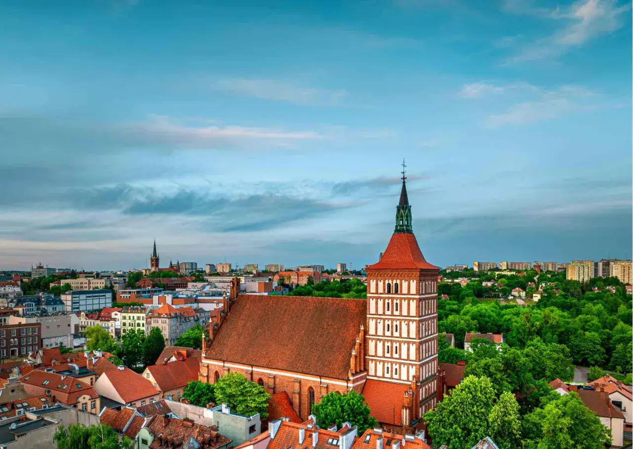 Widok na Frombork, główne miasto Warmii, z charakterystyczną katedrą i wieżą.