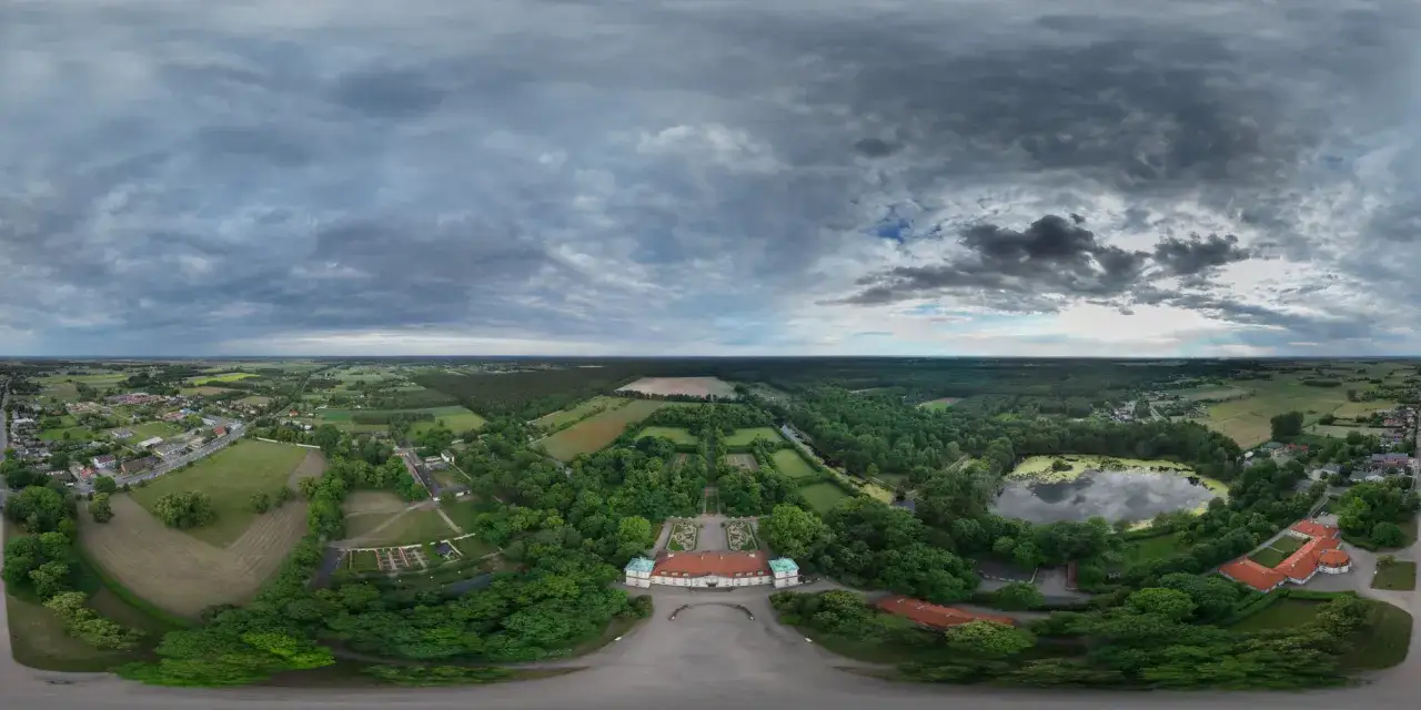 Widok z lotu ptaka na pałac w Nieborowie otoczony parkiem i stawem.