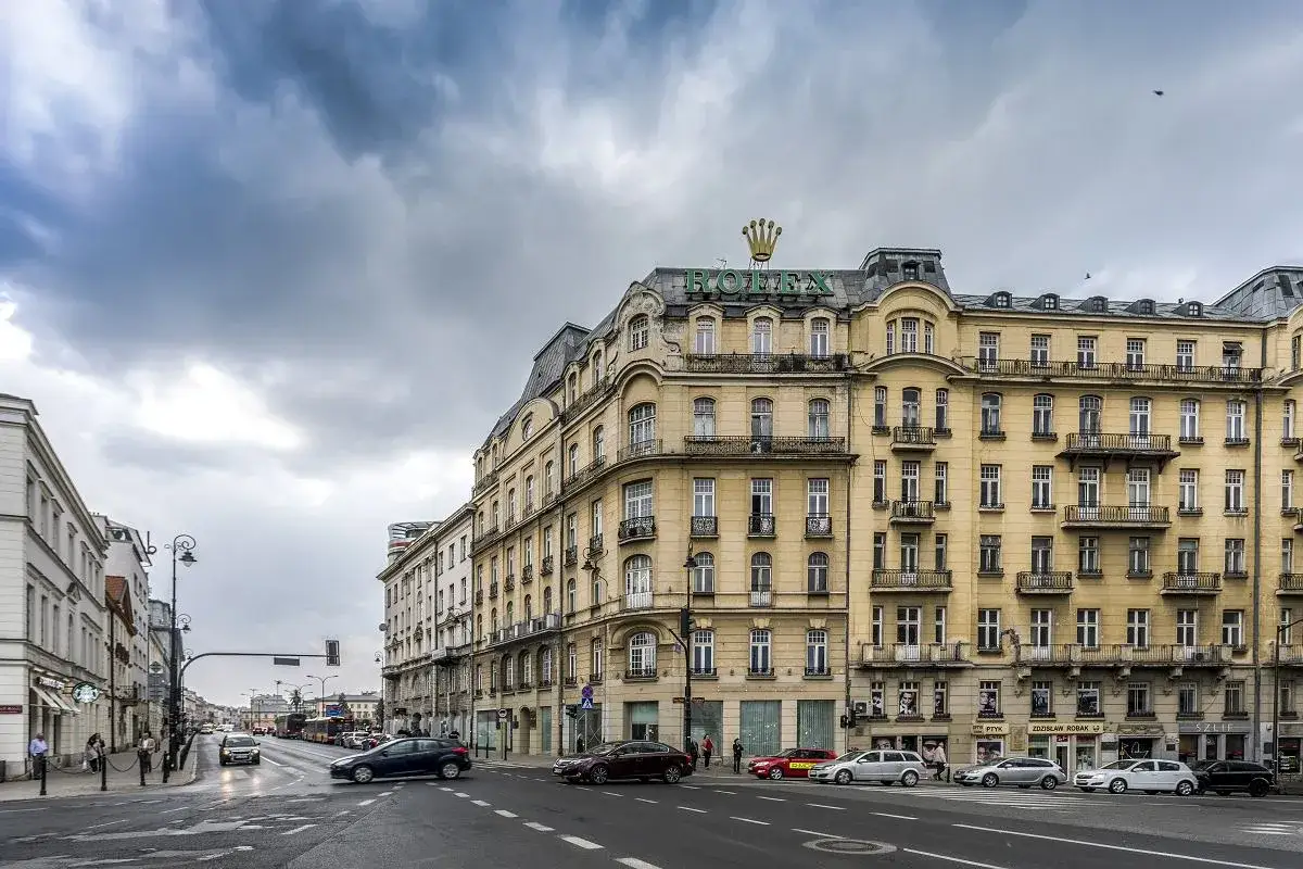 Elegancka kamienica z logo Rolex na dachu, przy ruchliwej ulicy w nowym świecie, Warszawa.