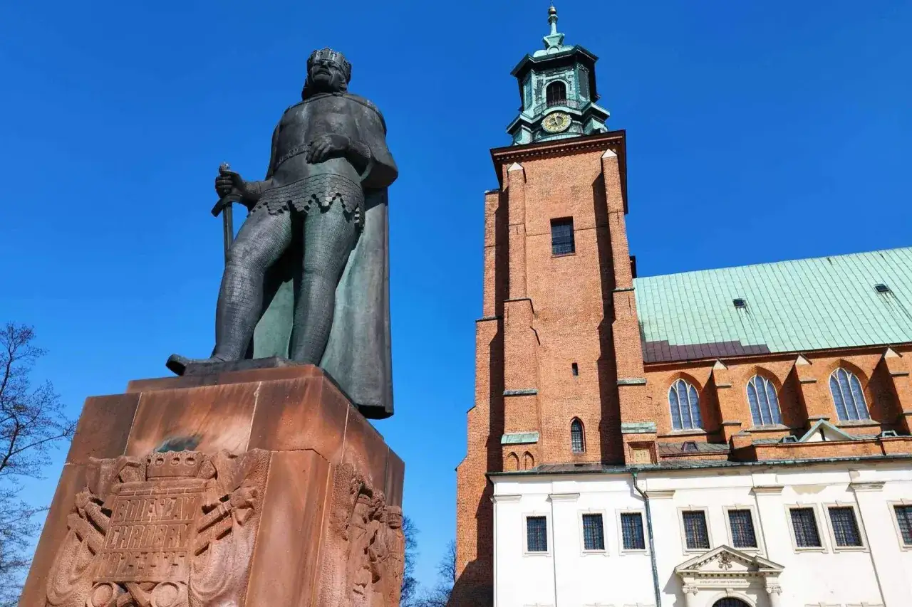 Pomnik Bolesława Chrobrego, pierwszego króla polskiego, przed katedrą w Gnieźnie.