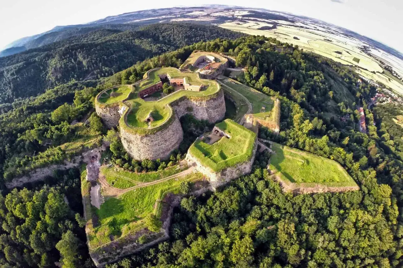 Twierdza Srebrna Góra - fascynujące atrakcje dla dzieci na Dolnym Śląsku. Niesamowita forteca w otoczeniu zieleni.