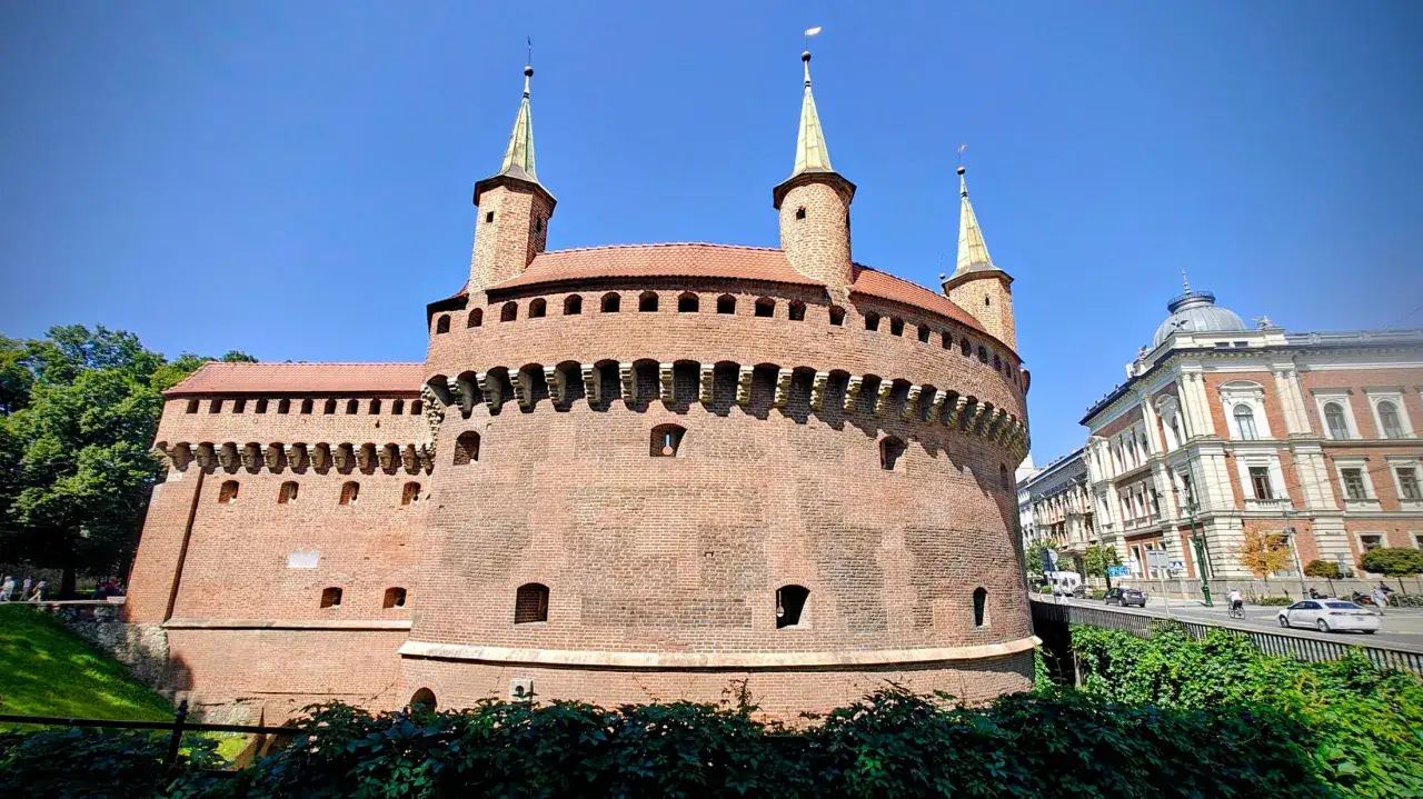 Krakowski zabytek przy Bramie Floriańskiej, okrągła baszta obronna z cegły, dumnie strzeże wejścia do Starego Miasta.