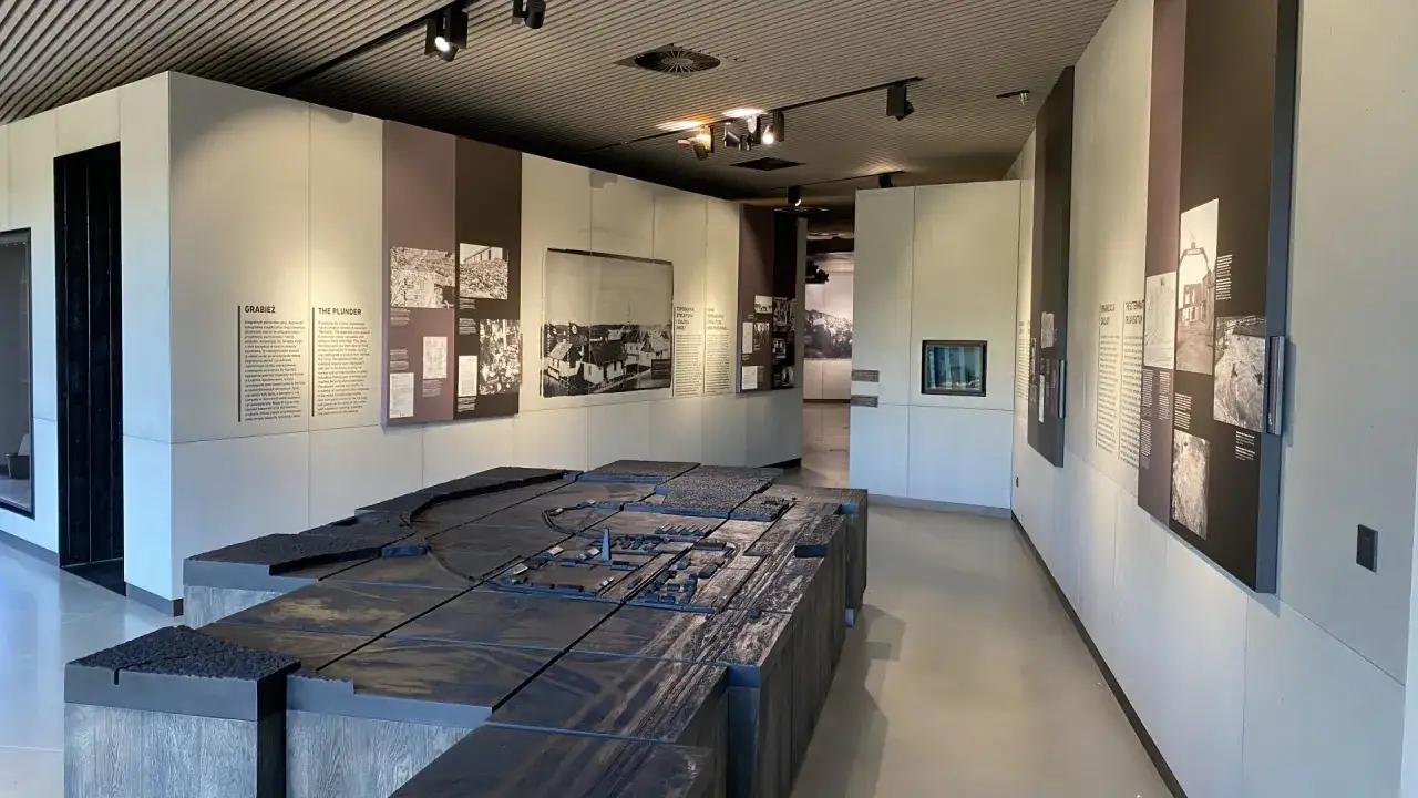 Model obozu zagłady Sobibór w muzeum. Wystawa opowiada o grabieży i organizacji obozu.