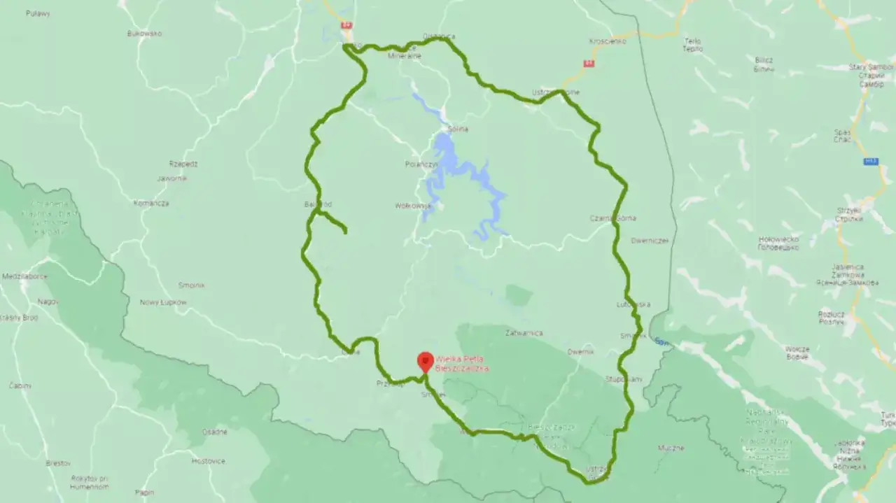 Mapa z zaznaczoną trasą Wielka Pętla Bieszczadzka, prowadzącą przez malownicze tereny, w tym okolice Jeziora Solińskiego.