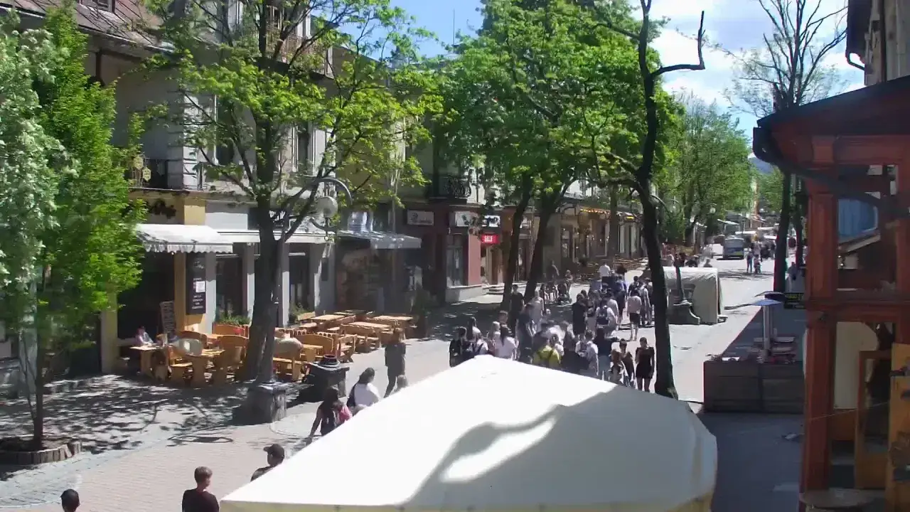Tętniąca życiem krupówki trasa, pełna spacerowiczów i letnich ogródków kawiarnianych.