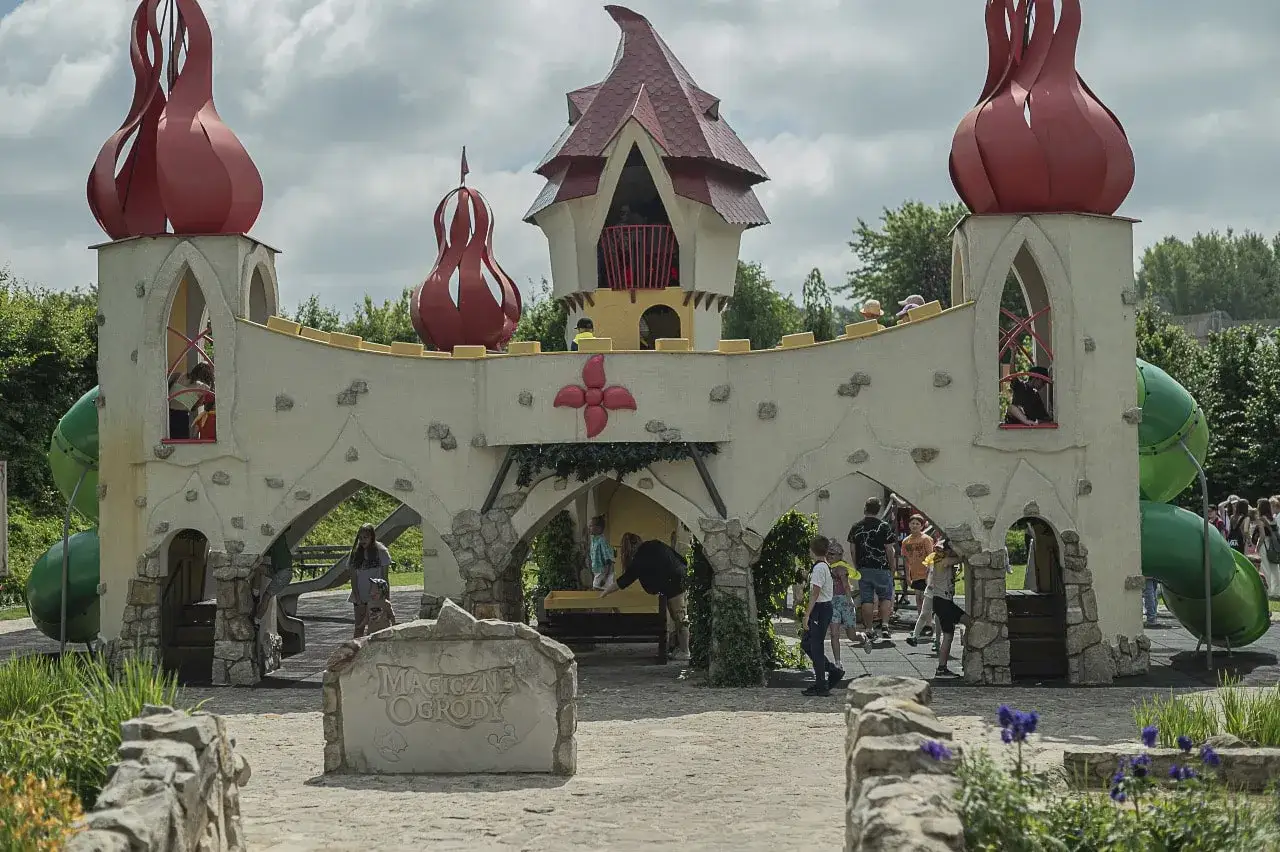 Dzieci bawią się w zamku z bajki. Sprawdź magiczne ogrody cennik, by zaplanować wizytę.