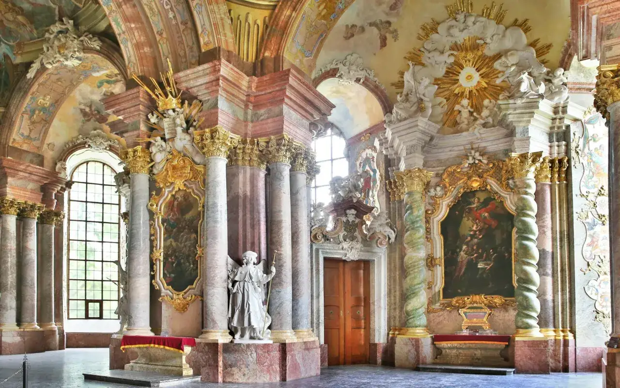 Wnętrze kościoła w Krzeszowie zachwyca barokowym przepychem: marmurowe kolumny, złocenia, freski i rzeźby tworzą niepowtarzalną atmosferę.