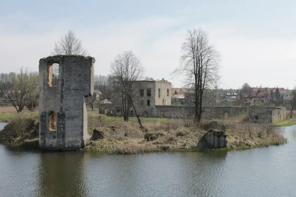 Zdjęcie Zamek w Ćmielowie: Historia, tajemnice i ruiny, które zaskakują