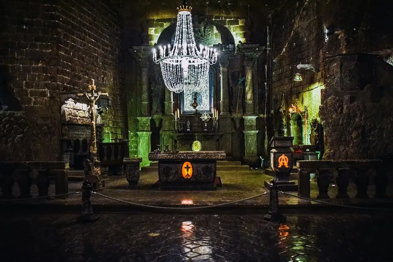 Podziemna kaplica w królewskich kopalniach soli w Wieliczce i Bochni, z kryształowym żyrandolem i ołtarzem wykutym w soli.