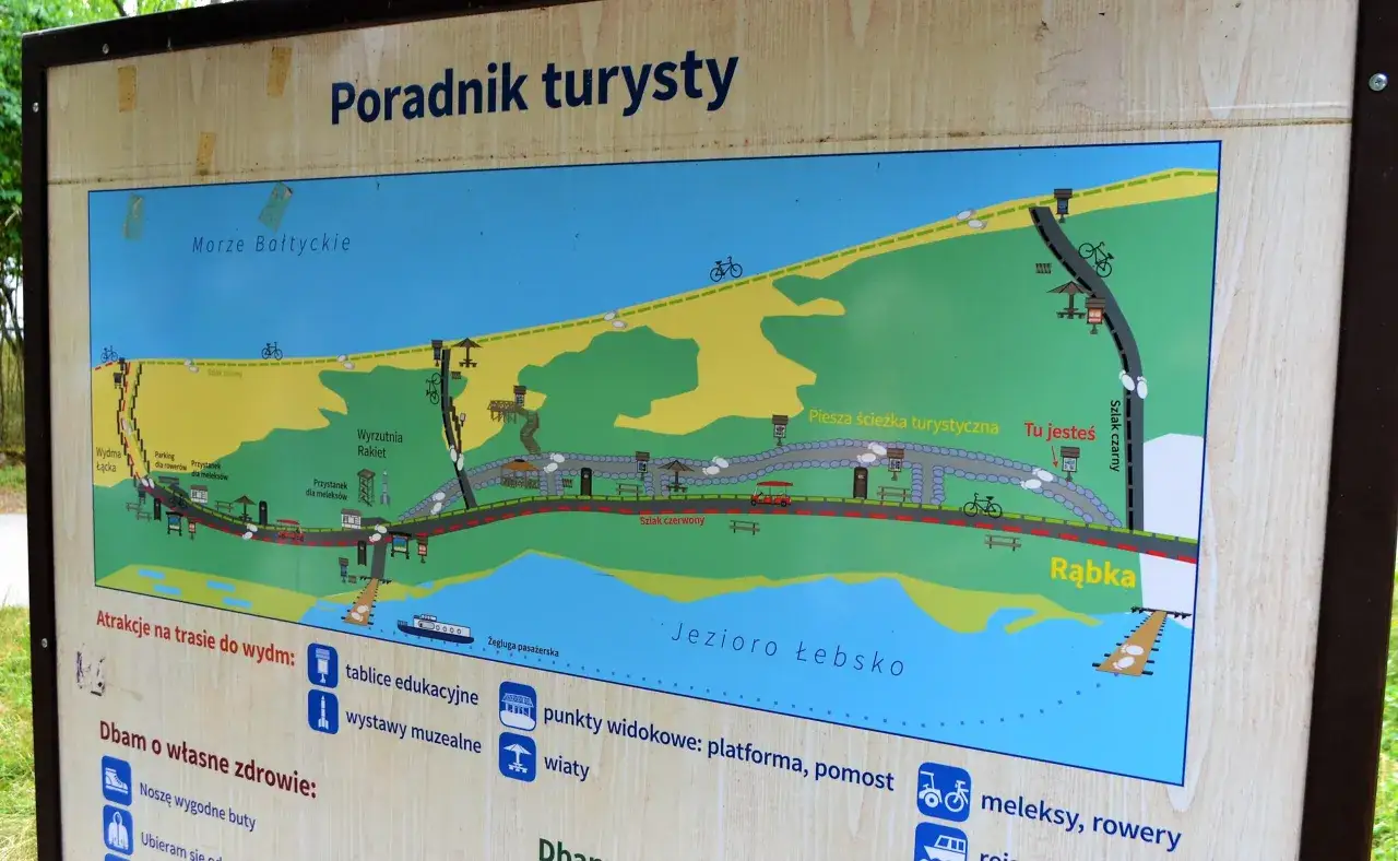 Mapa turystyczna z zaznaczonymi szlakami, atrakcjami i parkingami. Planujesz wycieczkę na wydmy w Łebie? Sprawdź cennik atrakcji i zaplanuj trasę.