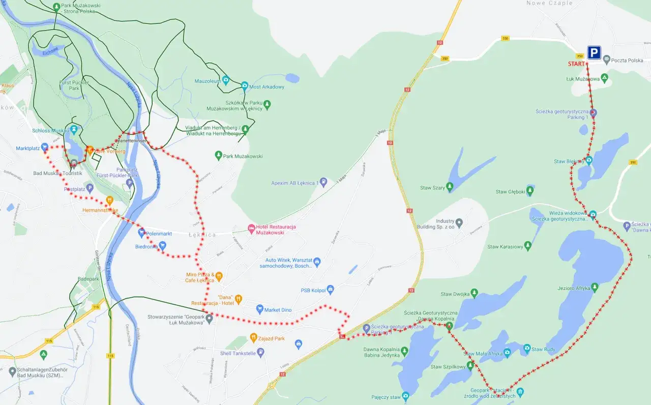 Mapa turystyczna Parku Mużakowskiego z zaznaczoną trasą spacerową, parkingami i atrakcjami jak Mauzoleum, Most Arkadowy, jeziora i stawy.