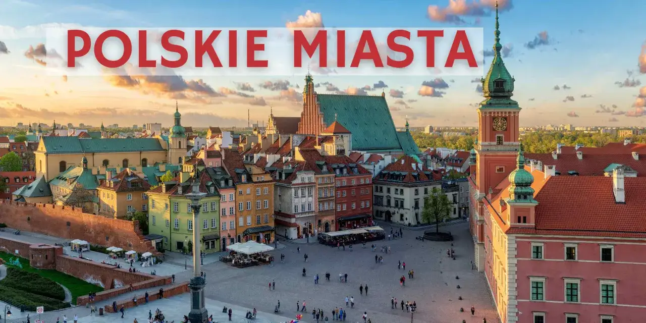 Warszawa, stolica Polski, na tle zachodzącego słońca. Widok na Stare Miasto, plac Zamkowy i Zamek Królewski. To miejsce często pojawia się w rankingach miast w Polsce.