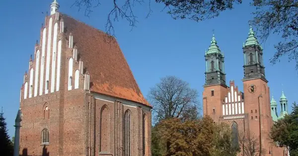 Poznańska katedra, najstarszy kościół w Polsce, z charakterystycznymi wieżami i ceglaną fasadą.
